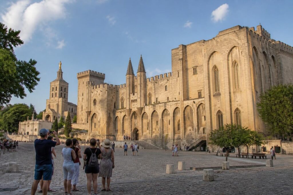 découvrez le palais des papes d'avignon : guide de visite, photos impressionnantes et toutes les informations pratiques pour organiser votre excursion.